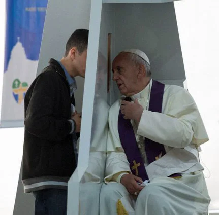 Pope_Francis_hearing_confession_cropped_1000.jpg