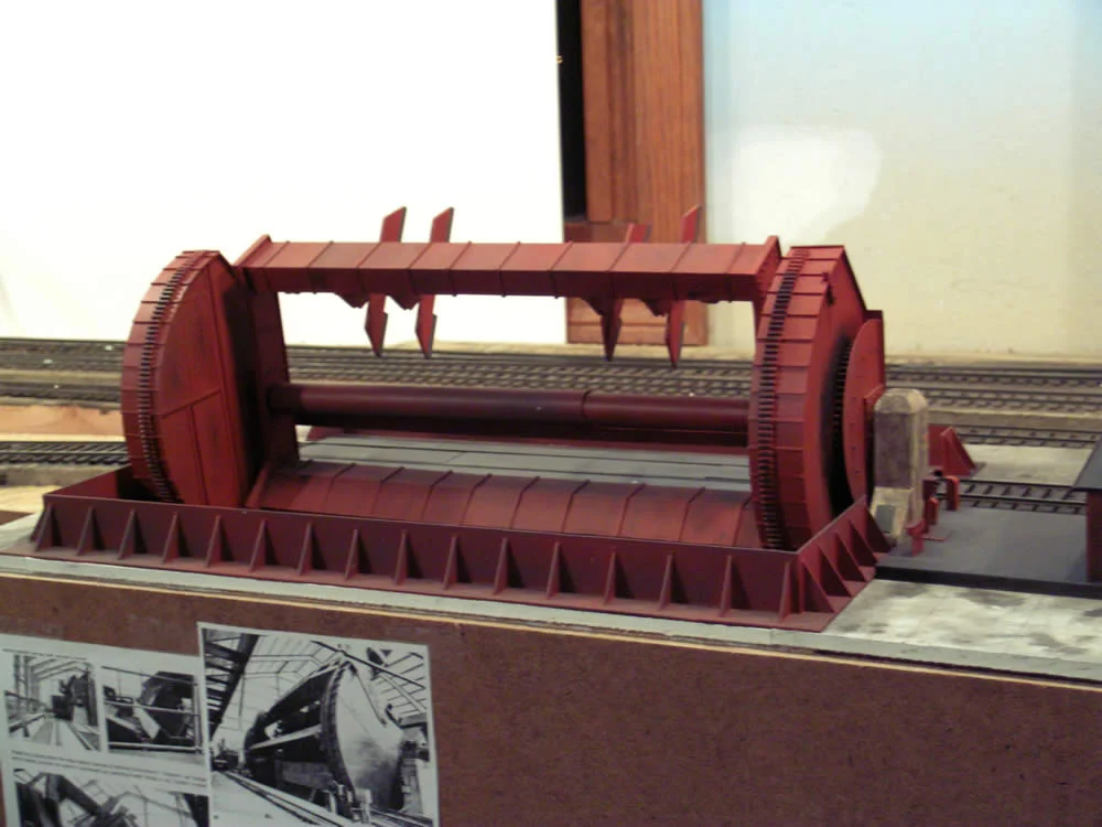 Built from an early article in Model Railroader Craftsman, the Whiting Rotaside Rotary Dump operates flawlessly. Hoppers are held to the rails by a counterweight as the table inverts.