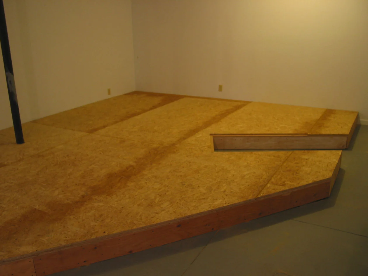 The elevated floor is now complete, the future home of my new "rain room", a demanded repeat from A&O 1.0. Very solid.