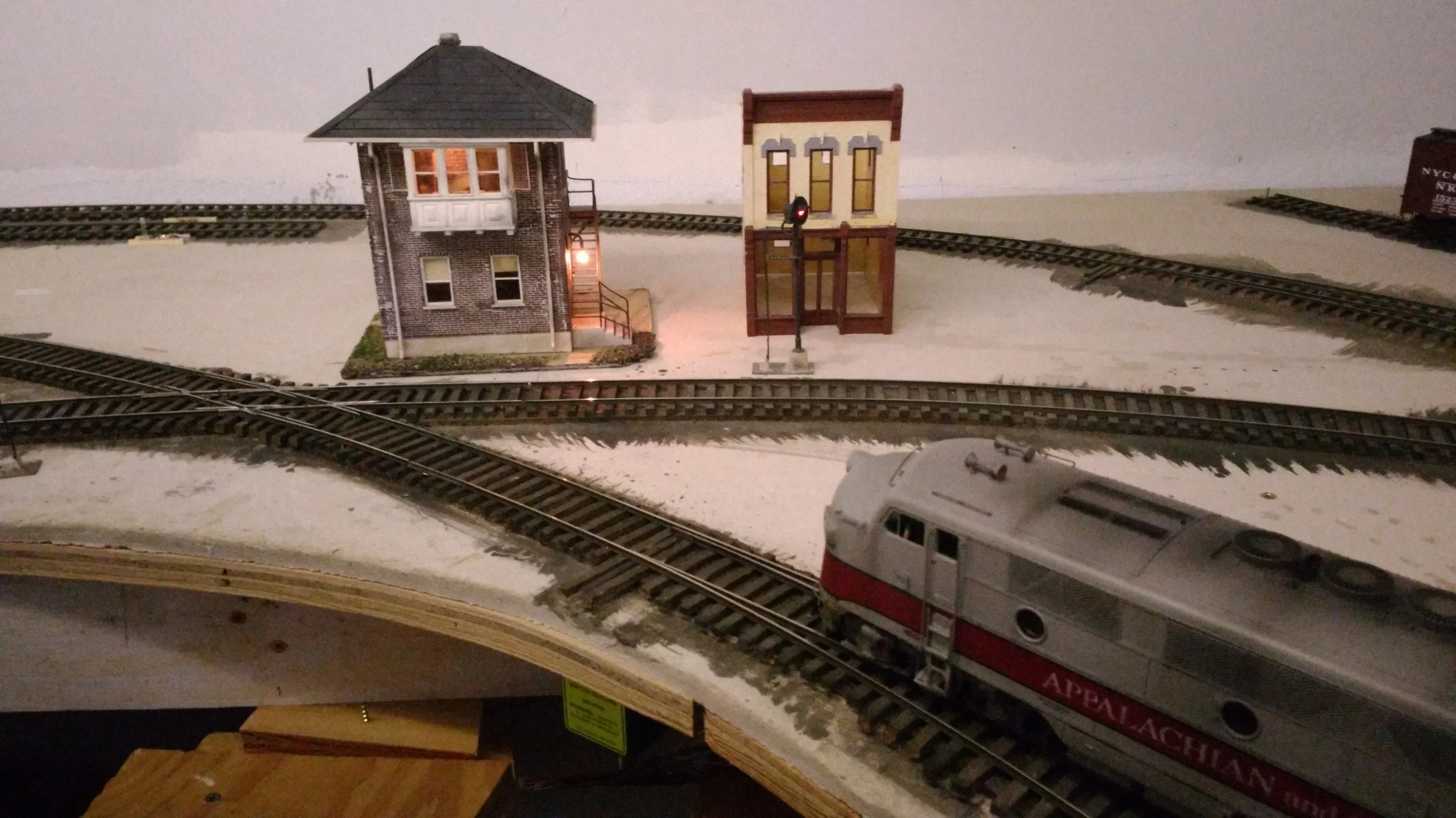 Linnwood shares the new "rain room" with Ridge. Here the A&O crosses the C&O's Huntington to Charleston mainline. RJ Cabin is a C&O "standard brick cabin." Two staged C&O trains come into Ridge per session. 