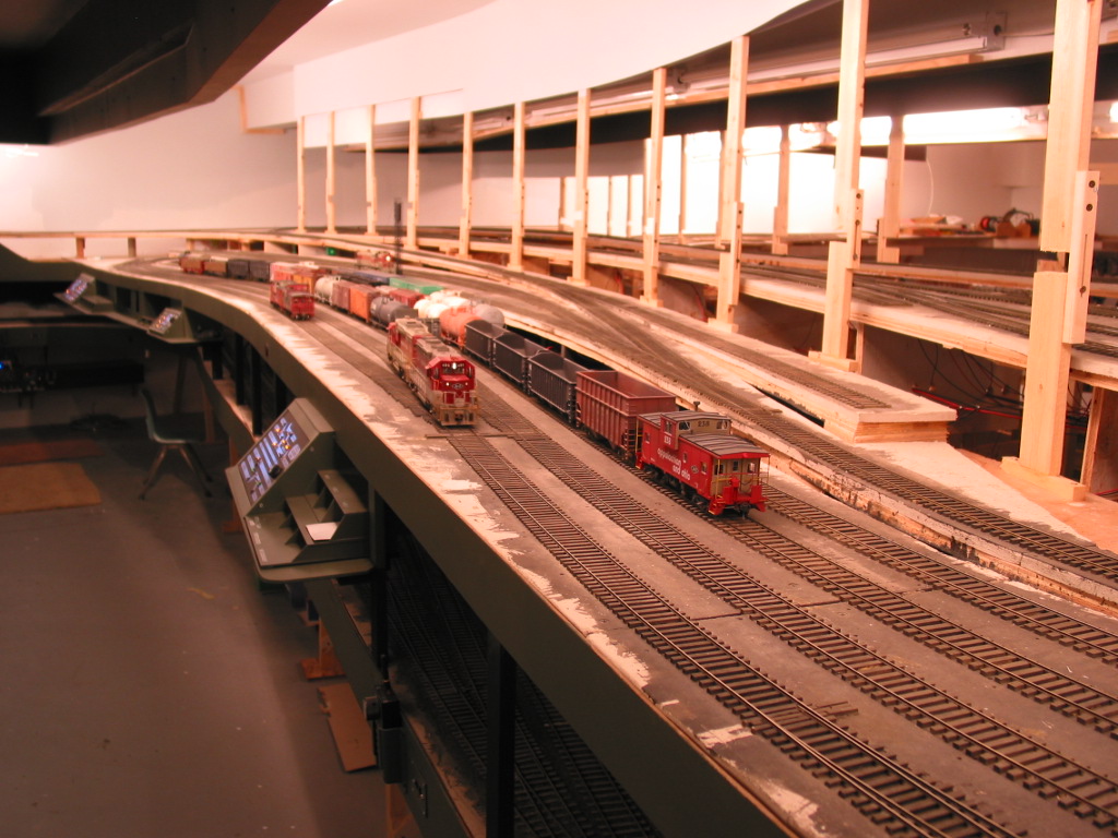  Overall view of Millprt's Havens Yard. A double-sided styrene skyboard backdrop has now been added, encompassing the Fillmore Heights industrial switching area (right). Actual RR lighting has been installed as well. (See "Electrical" for lighting da