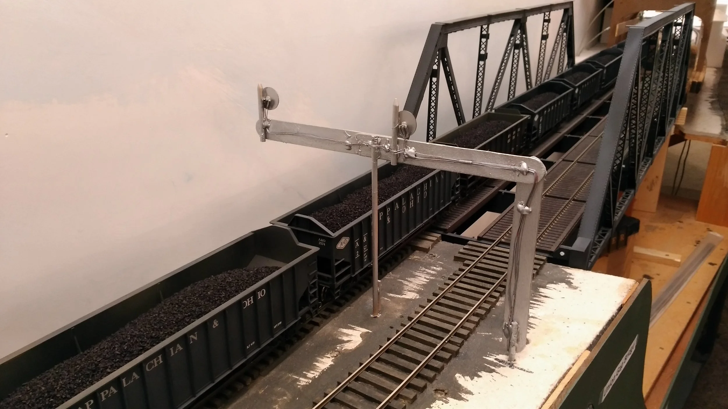 As we leave Union Gap, a quick pause to observe the temporary, state-of-the-art Tongue Depressor cantilever signal bridges. I'll replace them with scratchbuilt brass structures down the road. 