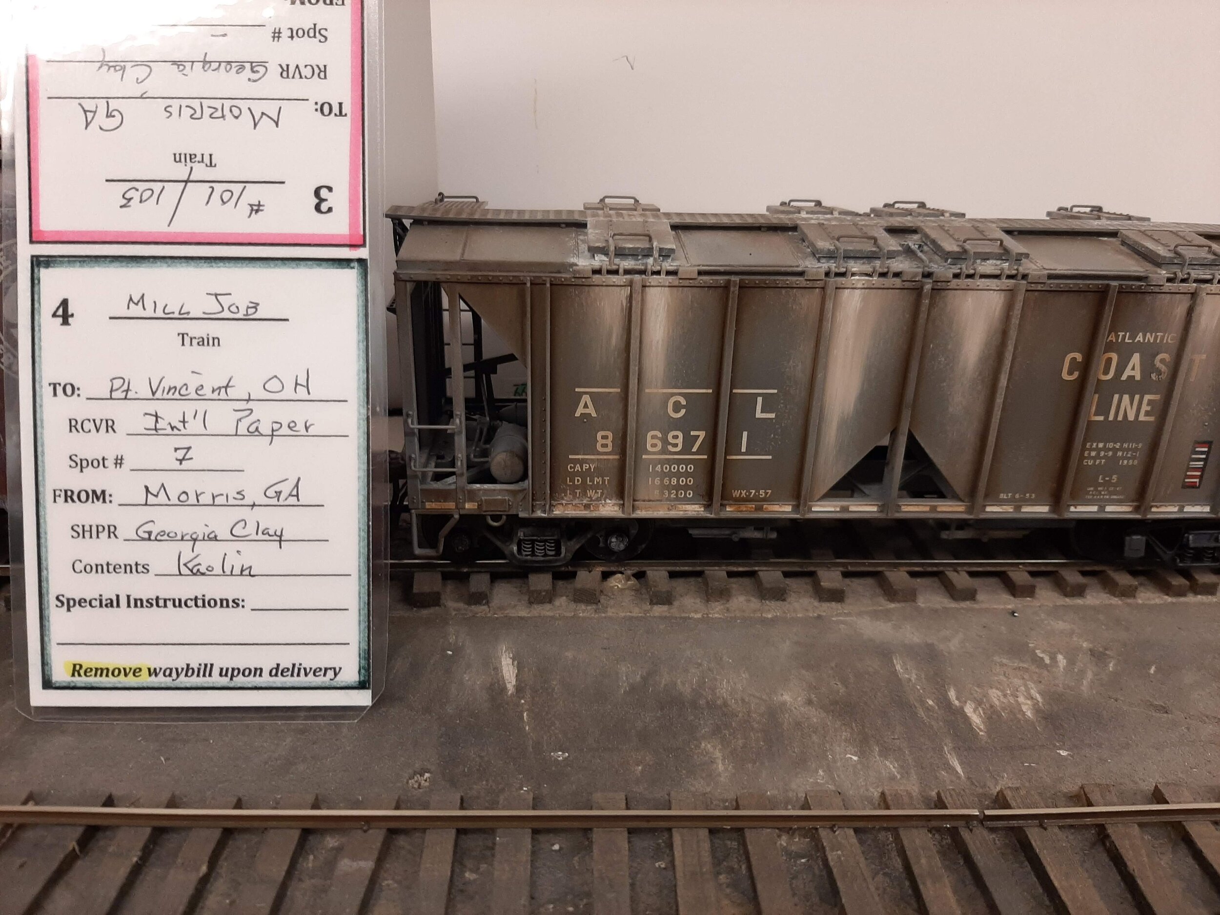  This waybill says to “Remove..” when delivered. Thus ACL86971 which carries kolin clay for paper making will return to it’s car card MTY destination. (see Operating Positions page). Of note is the use of colors on the waybill. This is for help in cl