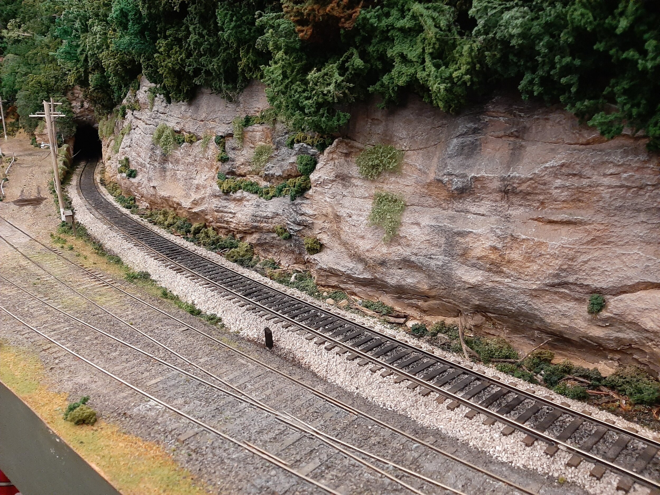  A finished scene in Kayford at the Hawkins loadout. Of interest here is that a “phony ballast slope” was created to simulate an appropriately elevated mainline from the siding. Though in reality all trackage is at the same height, the effect was ach