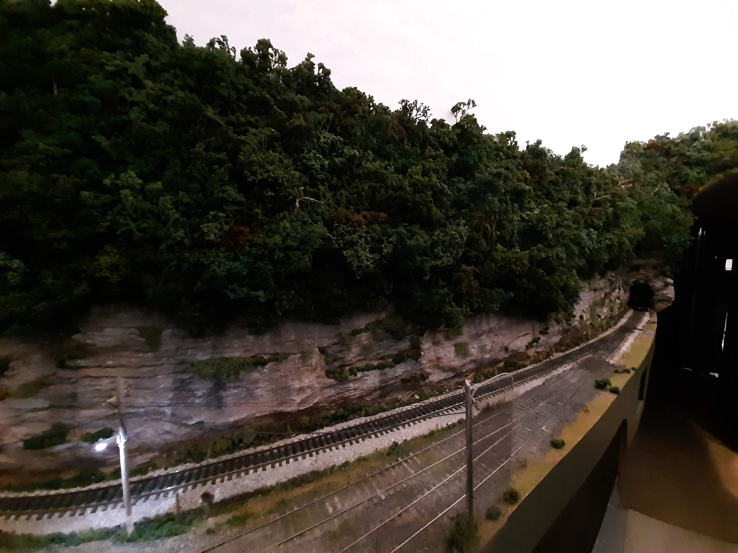  Back at Kayford, the virtually non-existent horizontal space from track to wall is now disguised by rock face and hillside- literally created out of thin air. Compare to Scenery “Landform” pix of the same area. 