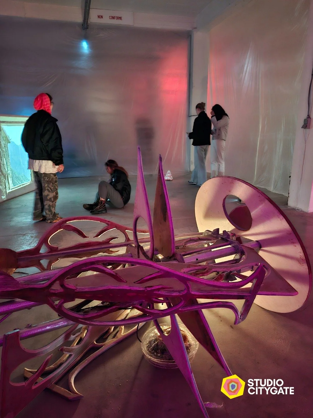 🌀 CITYGATE – Exhibition : Fragments from Nowhere
Jusqu’au 31 octobre, la salle d’exposition de CityGate se transforme en un véritable labyrinthe artistique avec Fragments from Nowhere, une exposition collective imagin&eacut