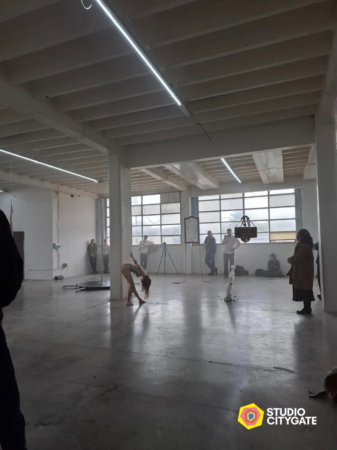 🌫️ CITYGATE – Retour sur breathing grounds 🌫️
Ce week-end, la salle d’exposition de CityGate s’est transformée en un espace vivant, vibrant et mouvant grâce au lancement de breathing grounds — un projet collect