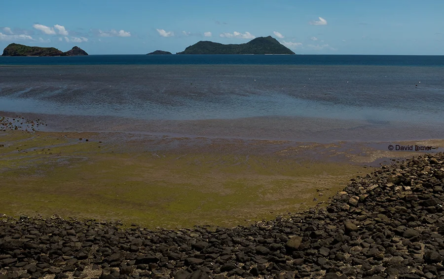 Plage de Mtsahara - Grande Terre - N/O / Vue sur l' îlot Mtsamboro et Choizil