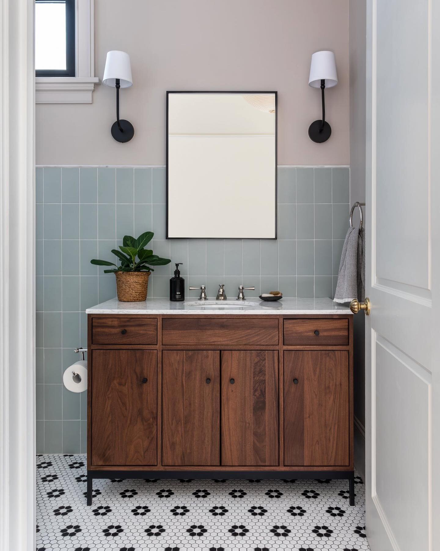 A sweet little bathroom break 🧻 from the Guest Bathroom at St Thomas Street. This bath is an excellent example of how a curated mix of materials &amp; finishes can enhance and customize the palette of a room. 

Interior Design: @cattaneostudios 
Pho