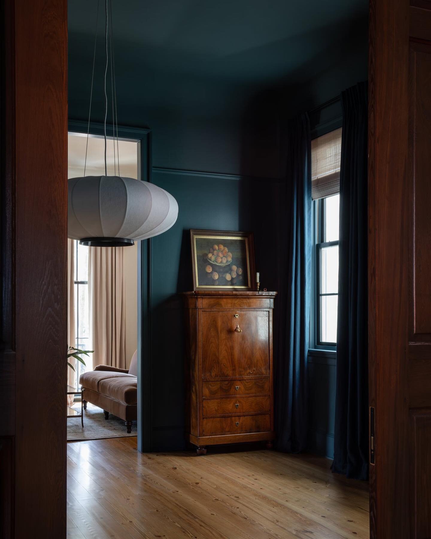 The dining room at St Thomas Street is painted head to toe in @farrowandball Inchyra for an enveloping and dramatic experience. With custom matched linen draperies and rich vintage furniture pieces, the room is layered in warmth- perfect for cozy Dec