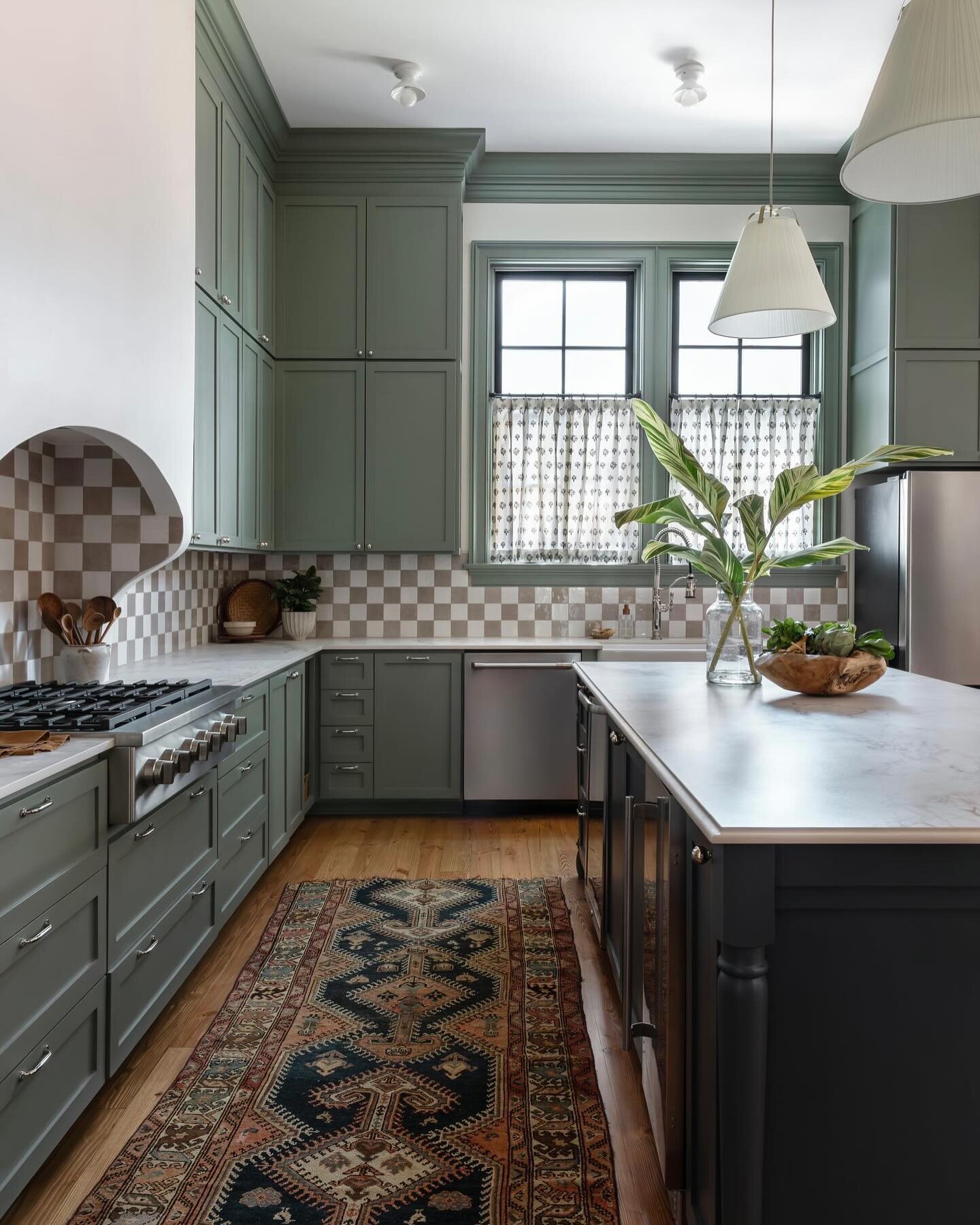 An alternate view of the St Thomas Street kitchen shows off all the wonderful details we incorporated into the design; An ogee island edge, interior range hood tile, and custom cafe curtains in a charming artichoke print from @mallyskok 

Interior De