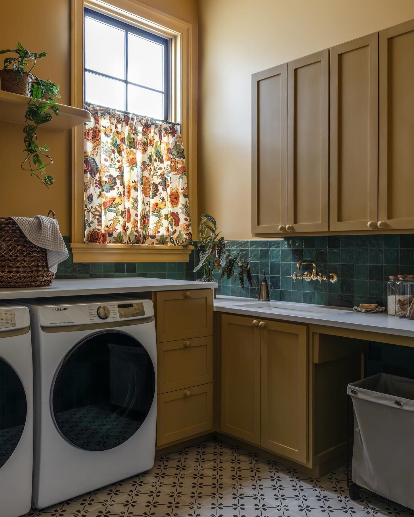 I hate to play favorites but this cheery laundry room just might be it. Upstairs at St Thomas Street we brought in an unexpected riot of color with India Yellow from @farrowandball on the walls, trim, ceiling, and custom cabinetry. An emerald green w