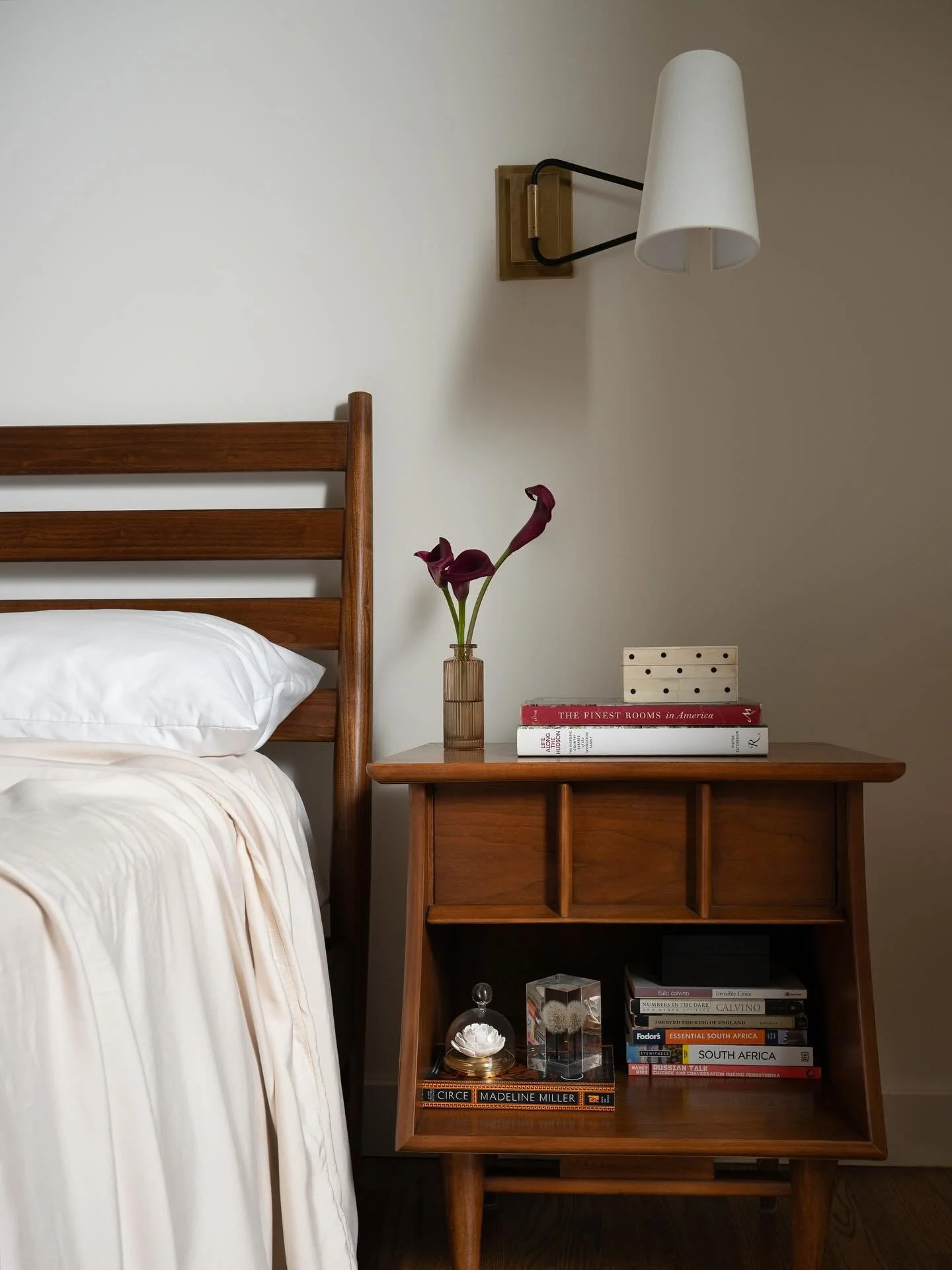 With the second floor addition at Laroe Road the bedroom sits above the trees. With all that new light we elected to keep the bedroom simple and sweet for a serene morning in any season. 

Interior Design : @cattaneostudios 
Photography : @jamieshiel