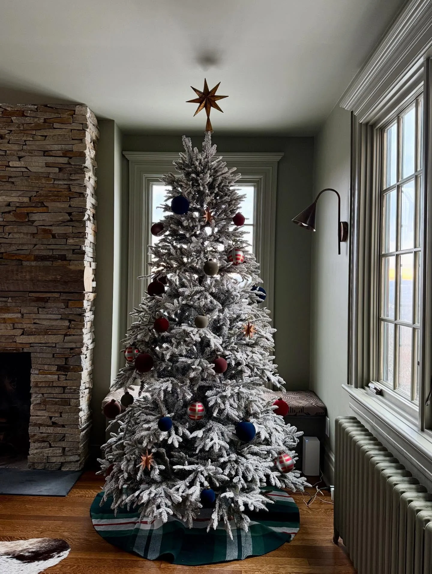 One of my absolute most favorite things is seeing clients homes all dressed up for the holidays. Enjoy this little carousel of some past projects decked halls. 🎄