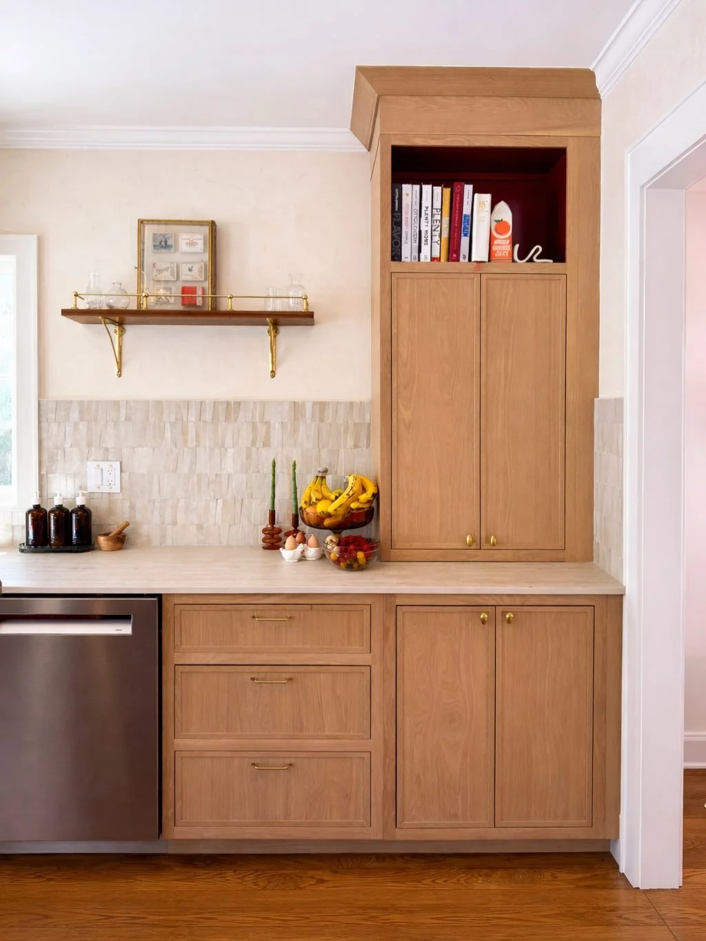 We&rsquo;re way behind on photography but some of last year&rsquo;s projects are too pretty to not have on the grid! More to share on this beautiful family home soon ✨

Interior design : @cattaneostudios #kitchendesign #interiordesign #whiteoakforeve