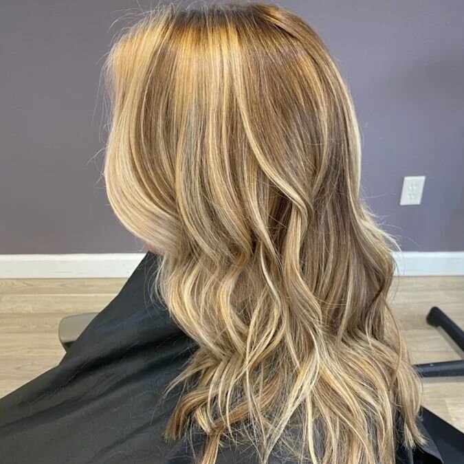 That perfect contrast 💓
Ready for sunshine
By artist, Christina 

#beautiful #livedinhair #loveyourhair #loveyourhairdresser #bonneylake #beachwaves #summerready #vacation days #redkenshadeseq #obsessed #hairlove #hairgoals 

@redken @tinapalecek