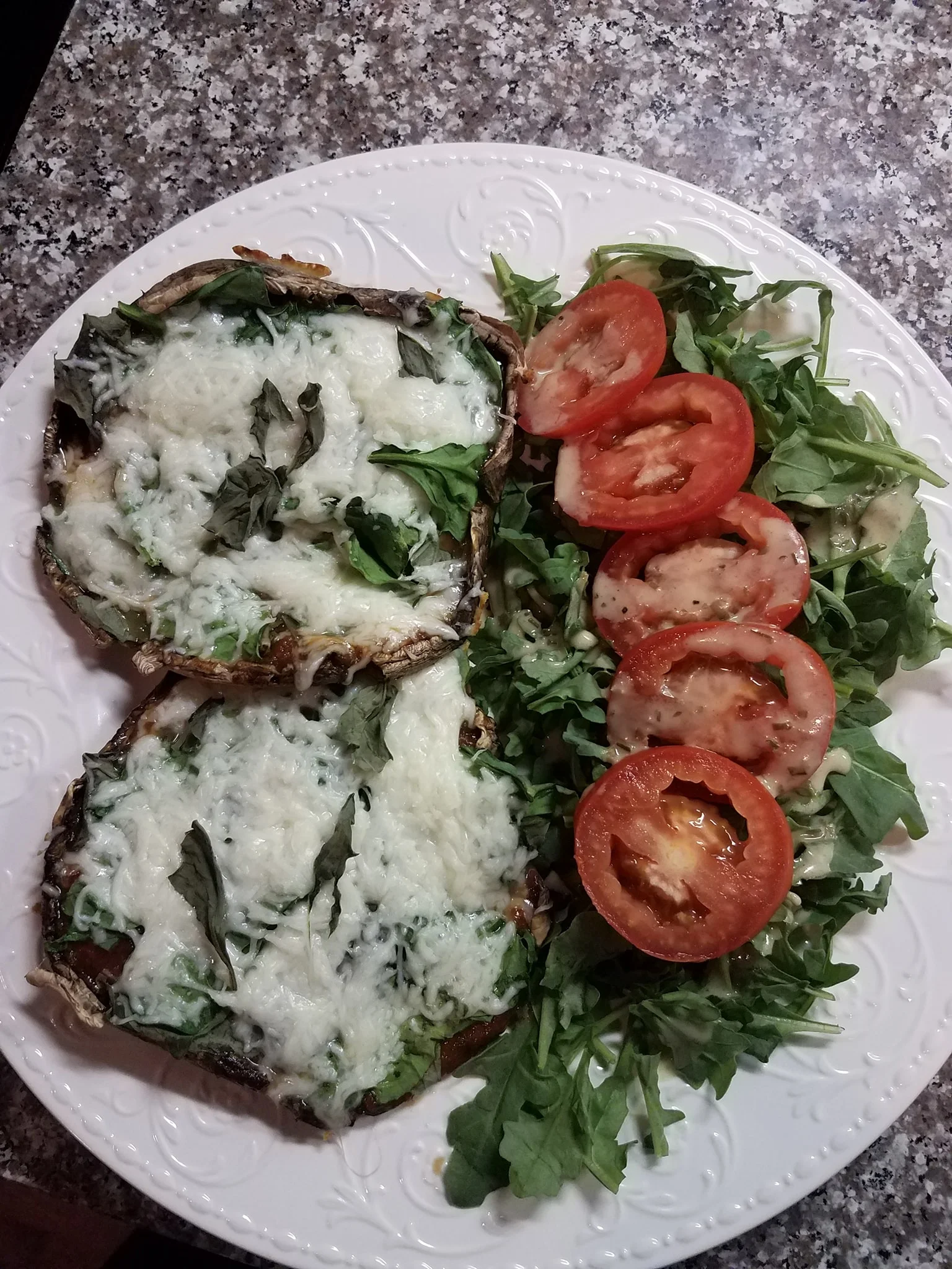 Portobello pizzas with fresh basil & spinach, mozzarella sprinkle. Arugula & tomato salad. 🍄🌿