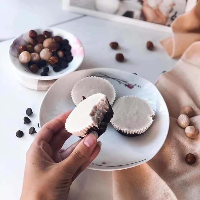 The most delicious ones yet!! 😍😍 these contain beef gelatin so they are gut healing too 😍😍😍.
Ingredients (bottom layer):
2 tbsp coconut oil
2 tbsp chocolate chips (100% dark)
1/2 tsp monk fruit powder
1/4 chopped hazelnuts and macadamia nuts
1/4