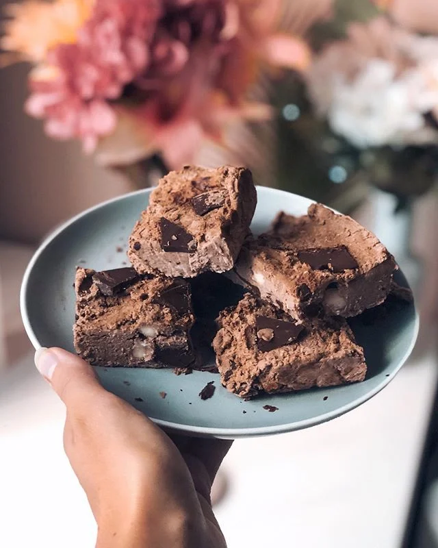 Cookie dough bars 😍😍😍 // superfoods are in here too!