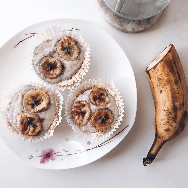 This tart was one of my favorites!!! Banana cream pie 😍😍.
Crust:
4 tbsp cashew butter
4 tbsp coconut flour
Sea salt
Filling:
1 med banana
5 tbsp coconut cream
2 tbsp of agar agar
Directions:
1. Mix the crust ingredients, pat it into muffin tins. Fr