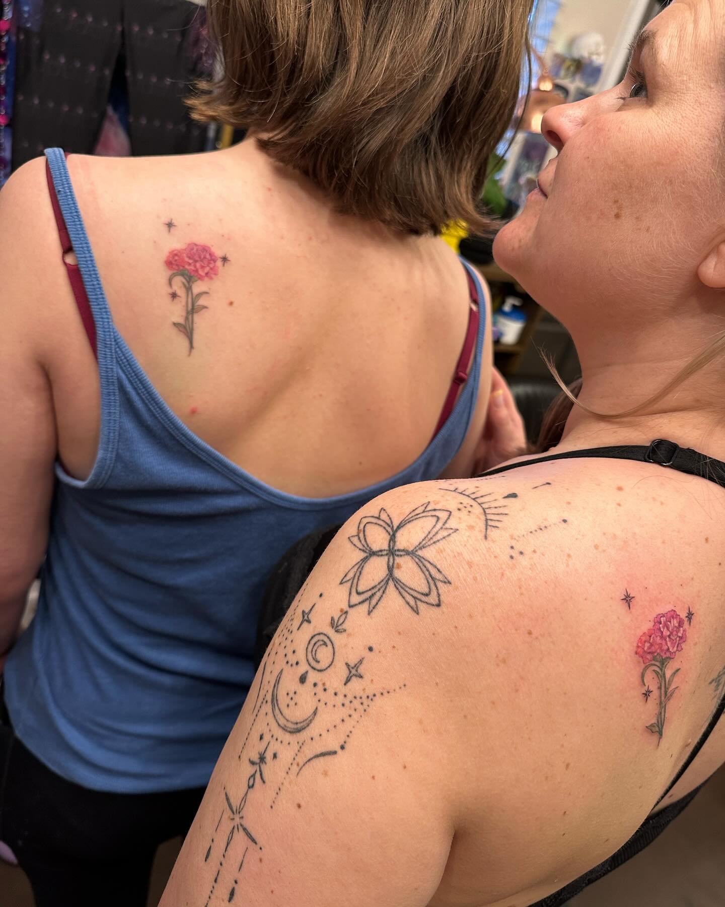 Had a first-timer in the chair! She did great! Mother daughter matching tattoos at #innerstellartattoo 

Did you know pink carnations can symbolize the love between a mother and daughter? 
So sweet! 💞🌷
.
#coloradosprings
.
✨
.
✨

✨
Also the healed 