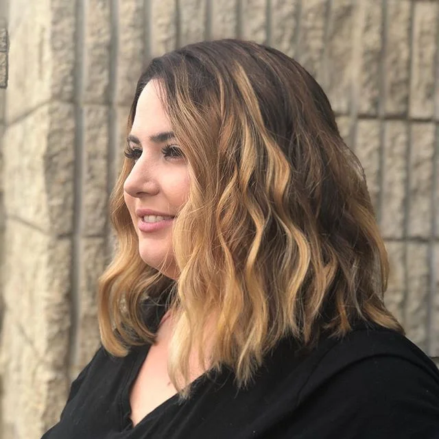 Helped @stylemeup82 get this gorgeous lady blonded up last week! Color placement by Matt, haircut by me!
.
.
#balayage #dimensionalblonde #blonde #caramelhighlights #pghhair #pittsburghhairstylist #pghsalon #pittsburghsalon