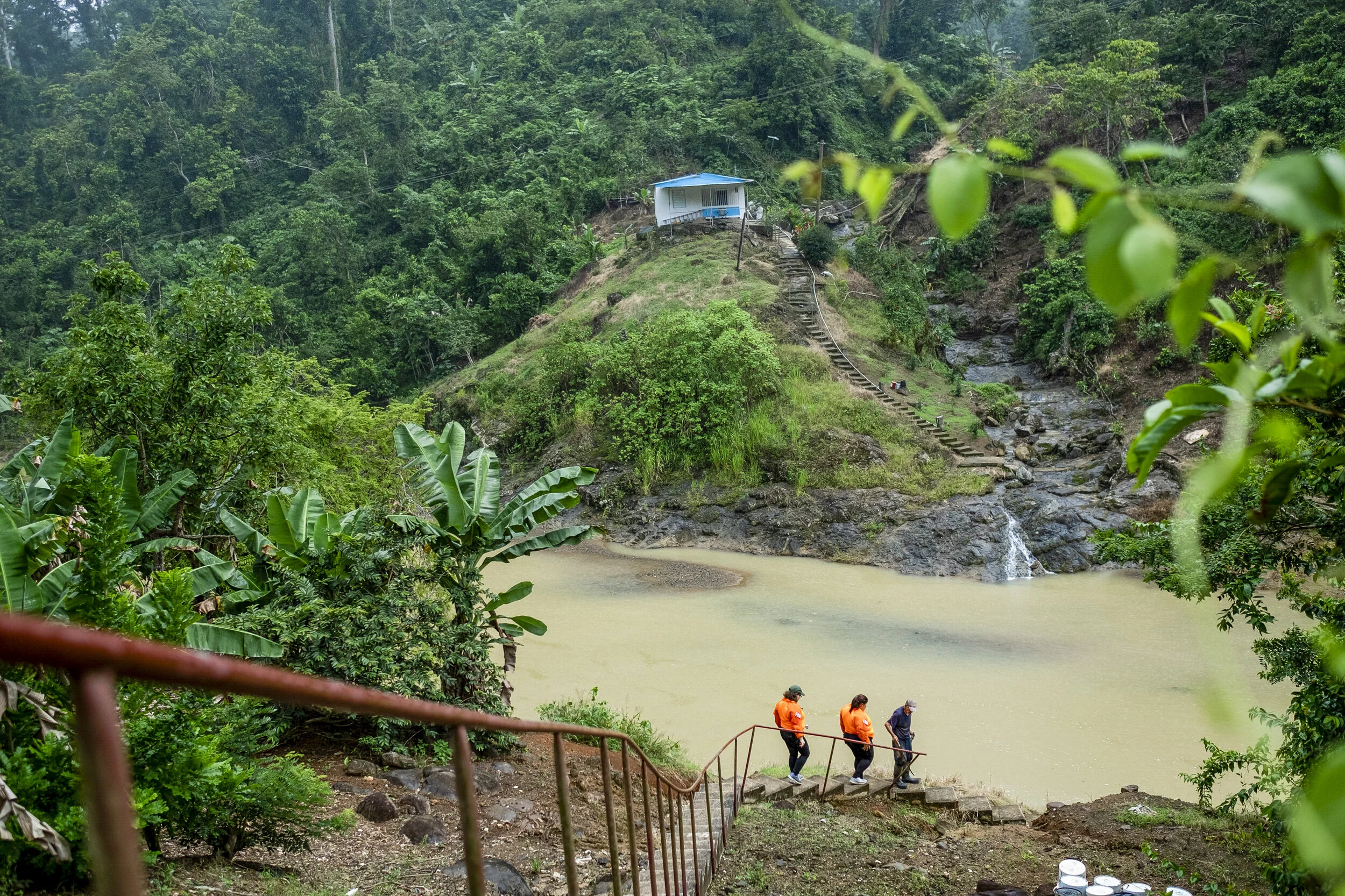  Two nurses from Iniciativa de Paz accompany Jazimirio Figueron, as he prepares to cross the river, which will allow him to return home. 