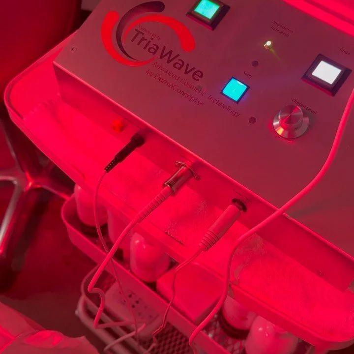 Did my latest training on the new @dermaconcepts_us Triawave machine with the ever so excellent Alex @theskinaltar educator with @environskincare. 

I didn&rsquo;t understand at first how this machine or ONE treatment with Triawave and Environ could 