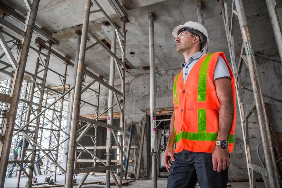 on-site-construction-worker_925x.jpg