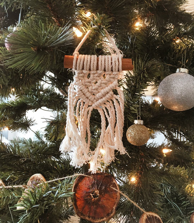 I absolutely adore the way my Cinna Stick Mini Mac. Ornaments were displayed on this, more natural themed, Christmas tree. The Mix of aroma's between the cinnamon sticks and roasted oranges is a superb idea!