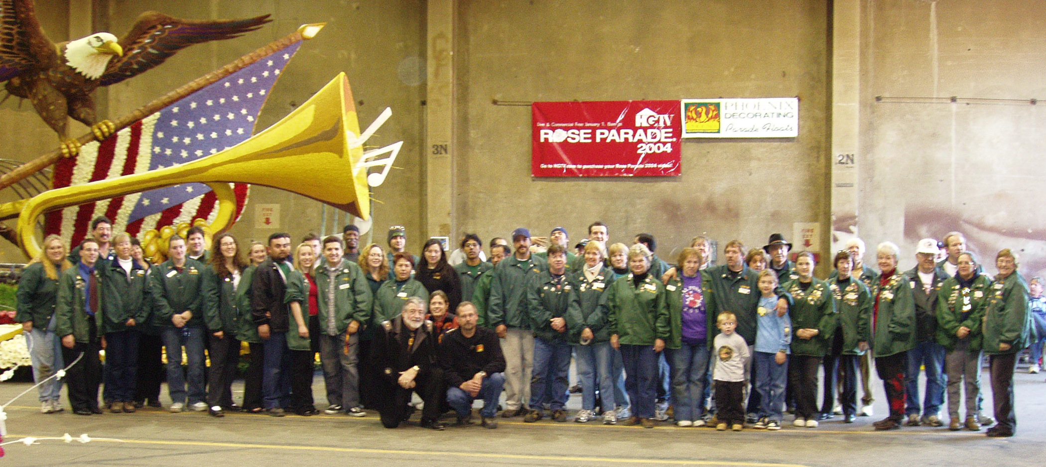 Phoenix Decorating Co., led by the legendary Bill Lofthouse (kneeling alongside daughter Michele and son Chris), concluded judging with a staff photo. (Photo: Bryan Stewart)