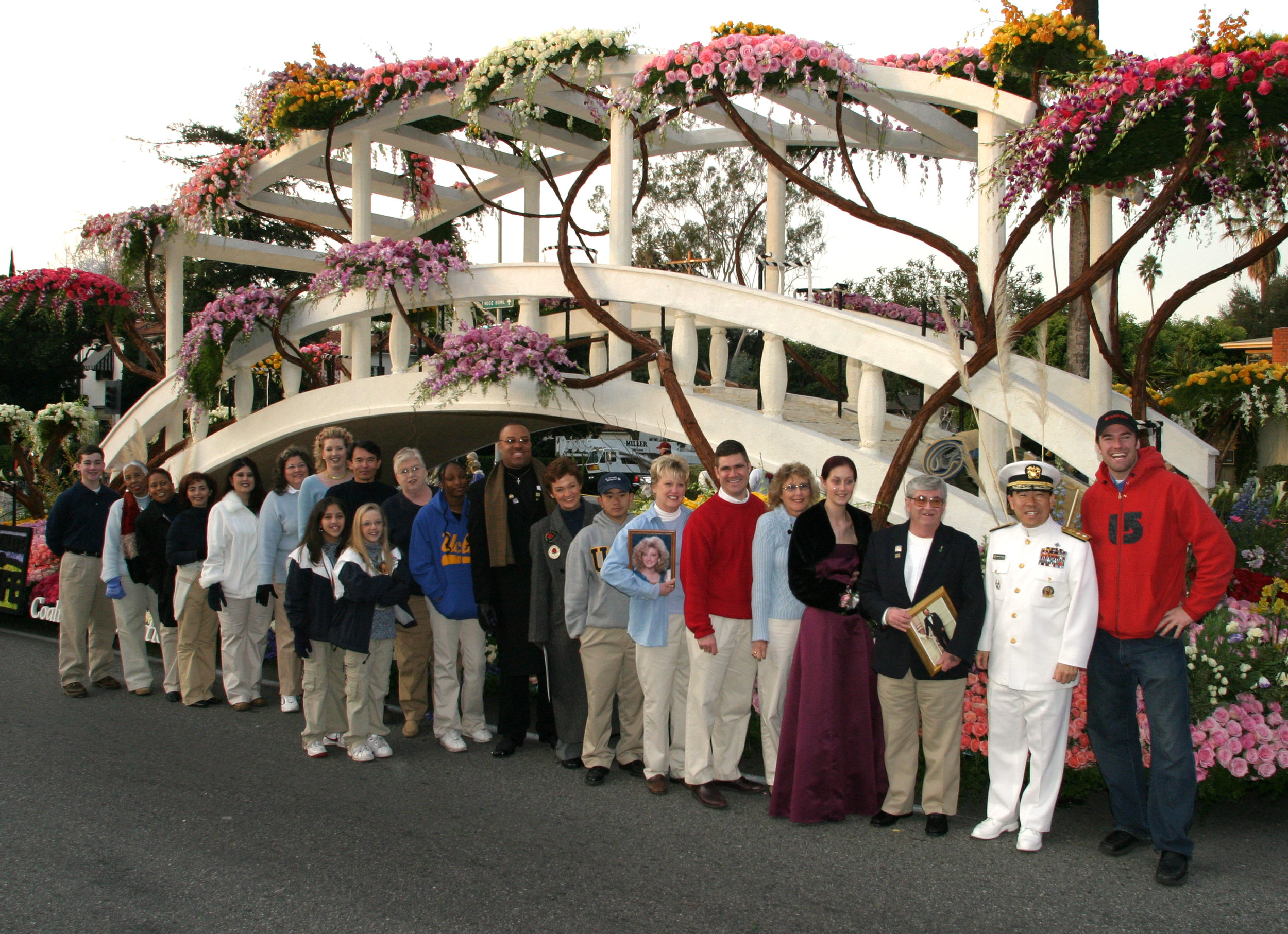 Framed photos carried by riders brought unprecedented visibility to how organ, eye and tissue donors are remembered and honored by family members and recipients alike. The Class of 2004: Brent Axthelm, Sharon Maupin, Eunice Sutton, Patricia Elizarraraz, Catalina Perez, Barbara Lawrence, Kari Barlament, Jerry Prose, Sara Castro, Brittney Moreno, Pat Perry, Dionne Brown, Mike Jones,Patricia Abdullah Malin, Phat Mach, Darlene Aymerich, Ryan Zinn, Kathy Gibson, Carissa Carmichael, Gene Battaly, Ken Moritsugu, and Chris Klug. (Photo: Scott Weersing)