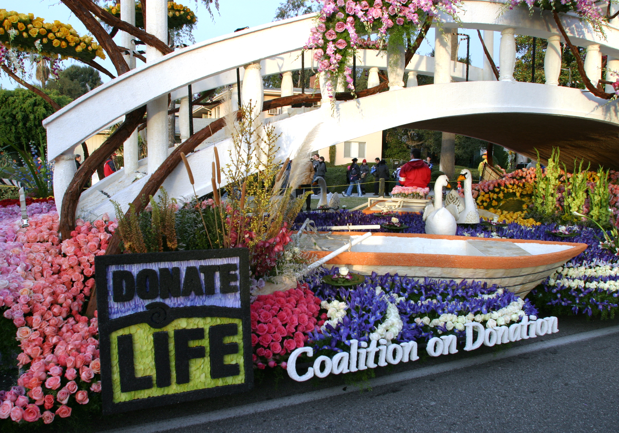 The participant of record was Coalition on Donation, which was renamed Donate Life America in 2006. On the day of judging, owing to the omnipresence of the brand throughout the Rose Palace, committee members insisted that Bill Lofthouse announce: “The Donate Life float is complete.” (Photo: Scott Weersing)