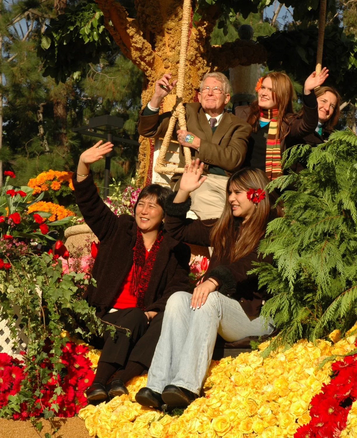 Cathy Olmo and her daughter Kelly, a liver recipient, were positioned below a swing occupied by Reg, Maggie and Eleanor Green. In 1994, seven-year-old Nicholas Green was shot and killed while the family was vacationing in Italy. Subsequently his organs saved the lives of five Italians and his corneas gave sight to two more. (Photo: Scott Weersing)