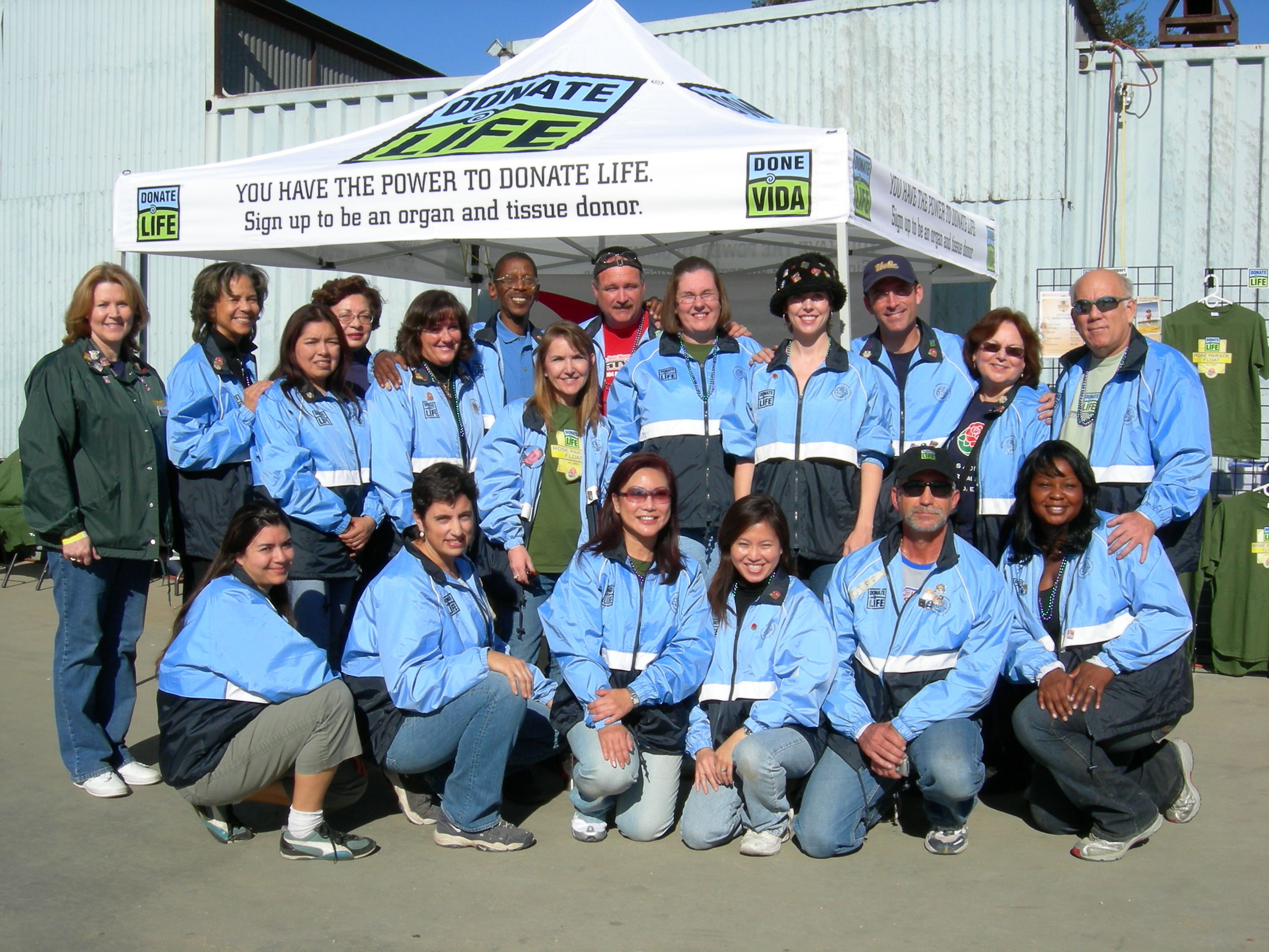 Assistant crew chief Karen Libs was joined by Donate Life's "blue jackets," who supported fourteen volunteer decorating shifts at the Rose Palace. Top row: Karen Libs, Luz Díaz, Sonia Navarro, Matti Vigil, Kathleen Hostert, Ralph D. Sutton, Laurie Wolowic Wright, Kevin Monroe, Stephanie Hemsley-Schmitz, Tenaya Wallace, Bryan Stewart, Esther-Marie Carmichael, and Daniel Ronco. Bottom row: Sandra Madera, Elena de la Cruz, Vanessa Van Nguyen, Sabrina Ho, Jeff Fleming, and Simera Nichols. (Photo: Unknown)