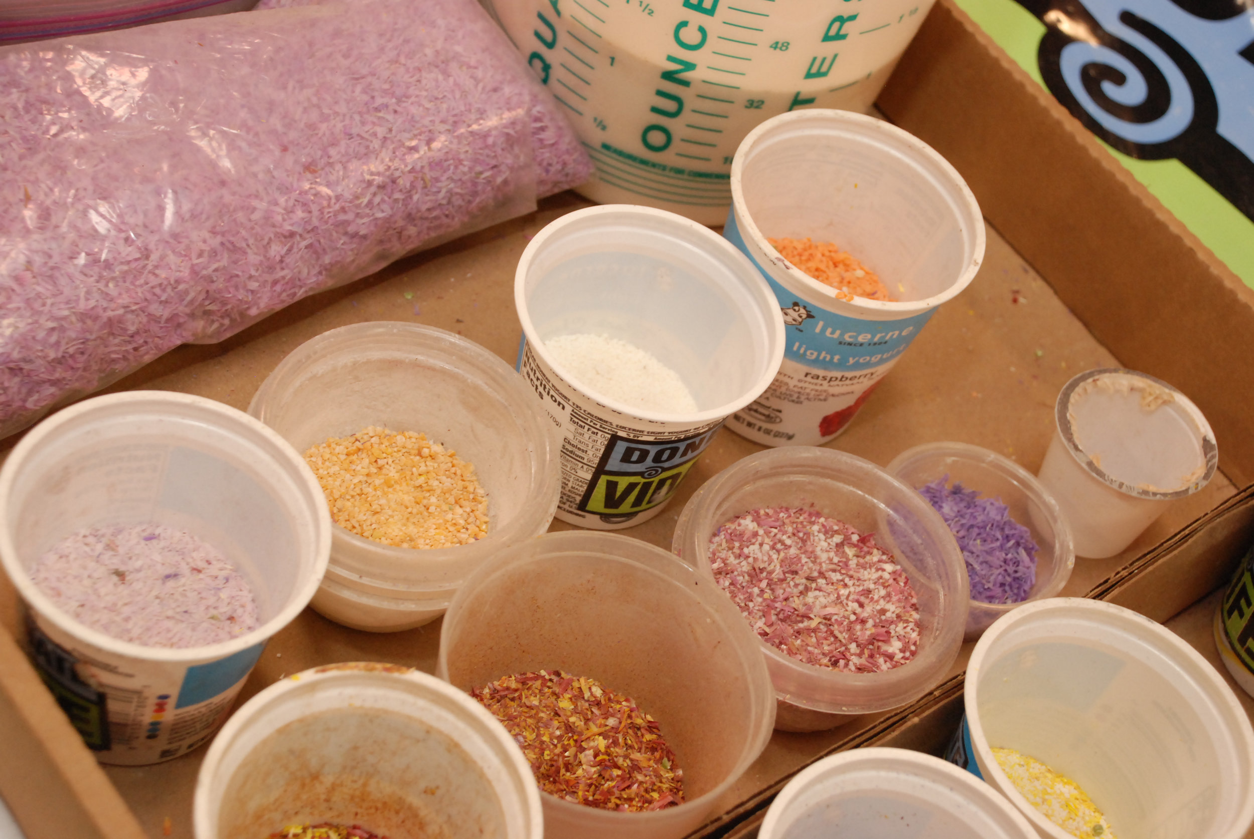 A wide range of materials were used to decorate the Donate Life float's many elements. (Photo: Luis Ramirez)