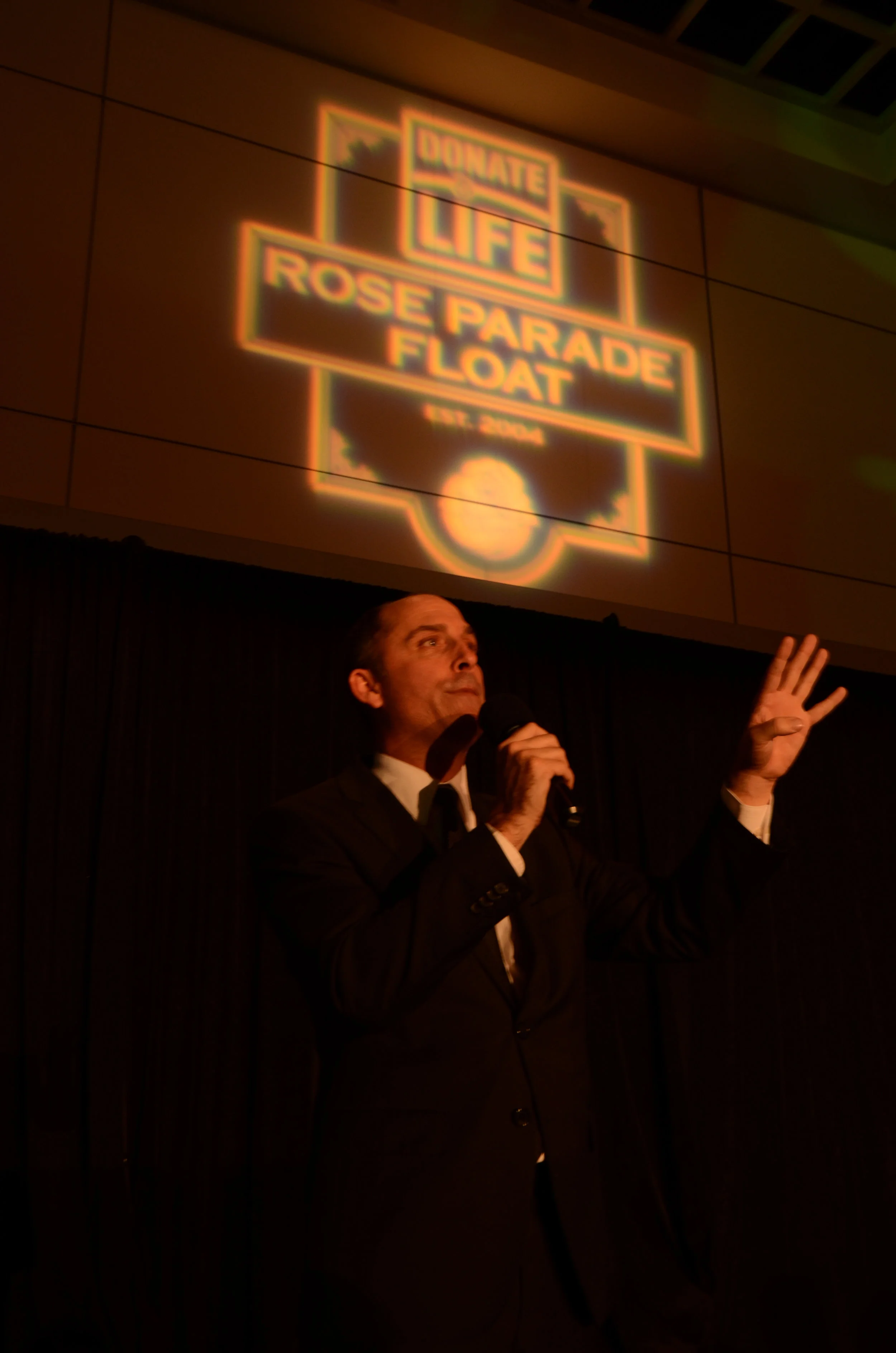 Donate Life float committee chair Bryan Stewart addressed 550 attendees at the Gala Dinner. (Photo: Scott Weersing)