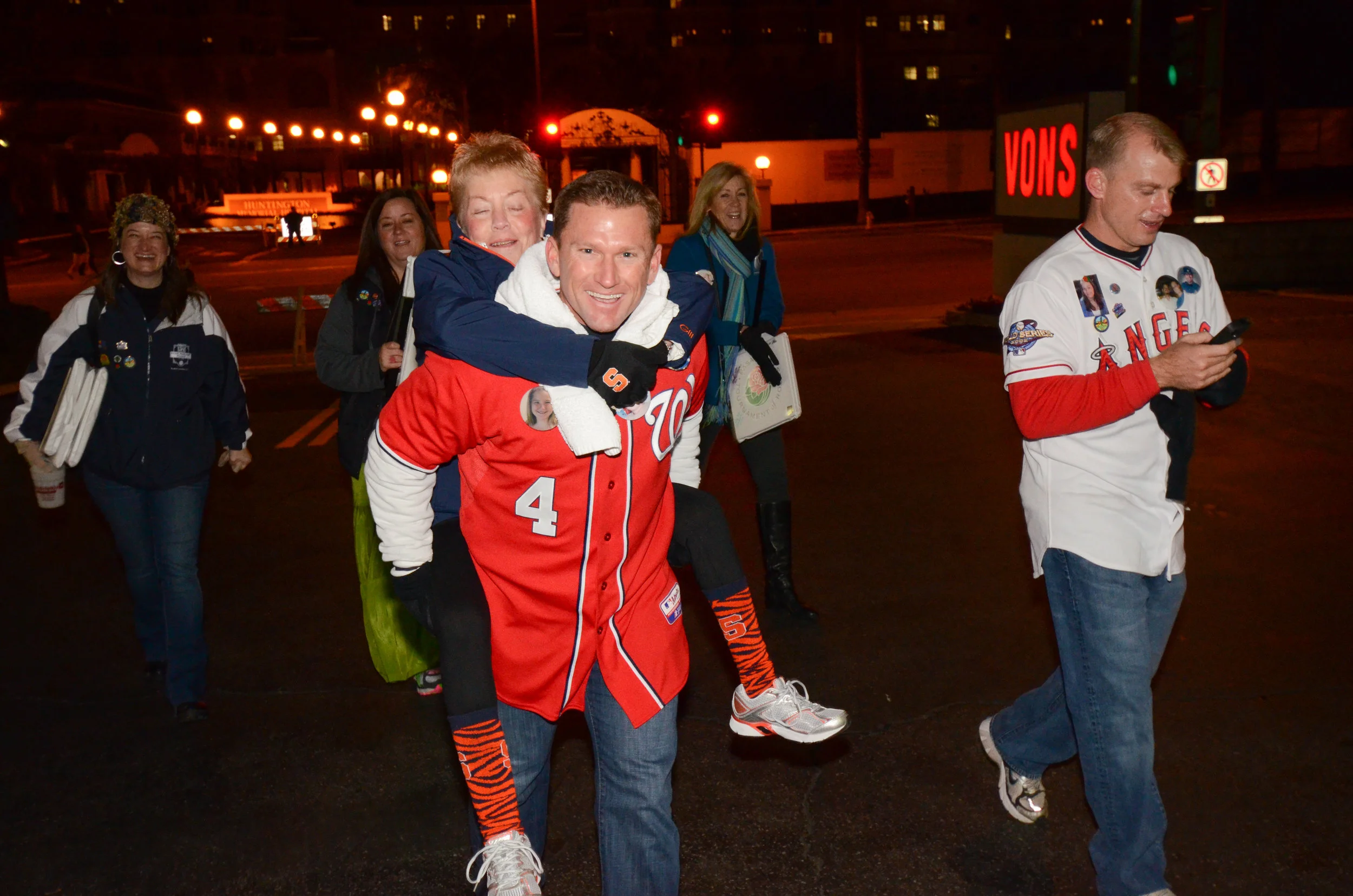 Rick Eckstein carried Sue Sprague the final several hundred yards. (Photo: Scott Weersing)