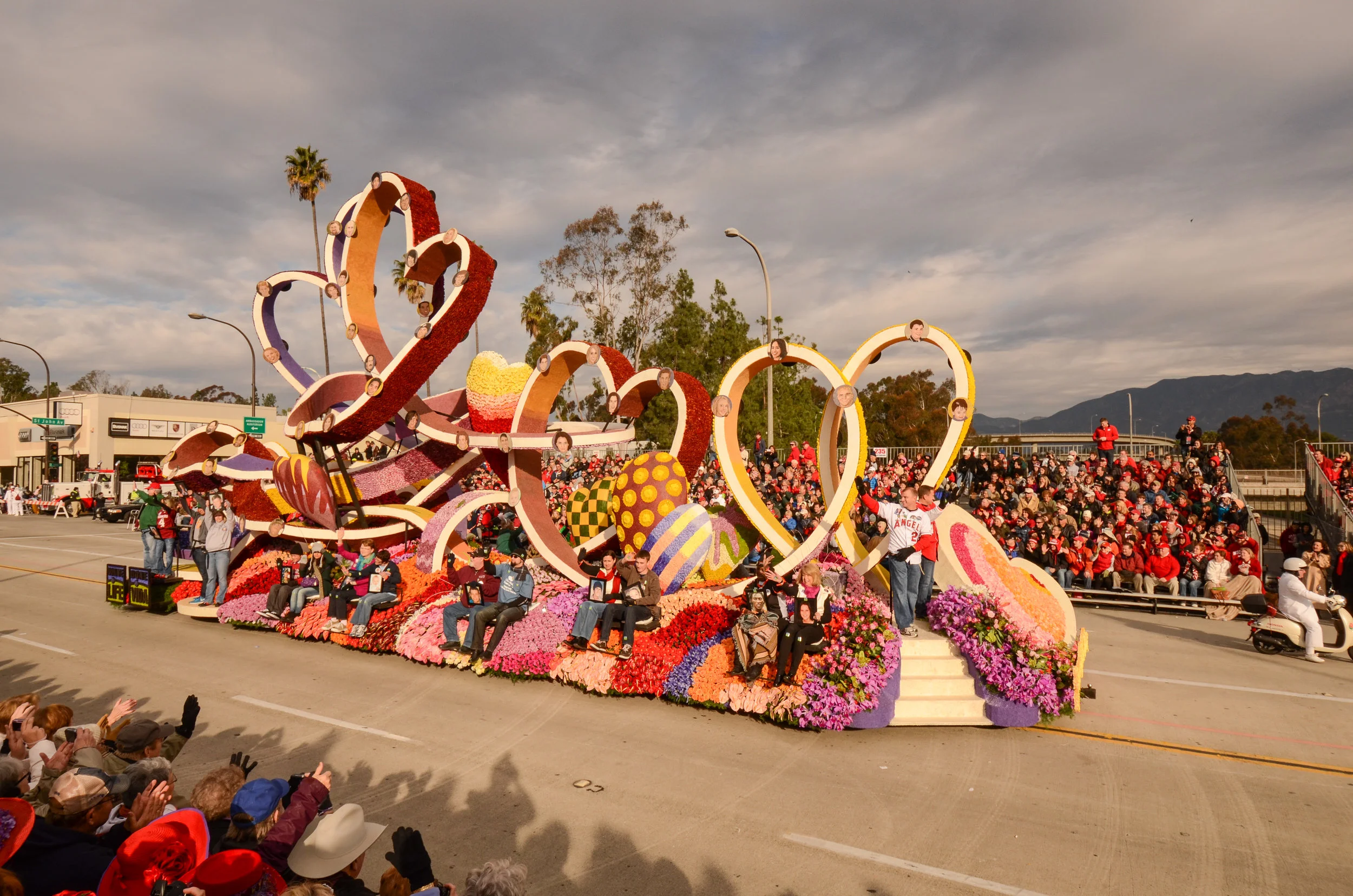 "Journeys of the Heart" passed the Donate Life grandstands. (Photo: Scott Weersing)