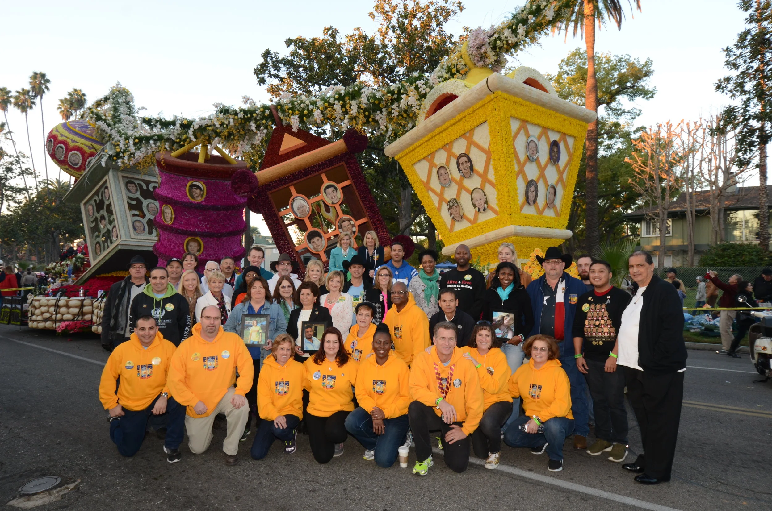 The Class of 2014: Living donor walkers, in yellow: Michael Cervantes, Kevin Lucien Noyes, Kathy Vochoska, Kelly Wright, Terie Cota, LaKishia White, Jeff Carter, Phillip Palmer, Kathleen Hostert, Karen Willis, and, not pictured, Justin Hostert and Jessica Jurado. Recipient float riders: Gregory J. Welsh, John Cervantes, Harry Rambo, Madison Shinaberry, Sue Herrick Pilon, Jerry L. Sexton, Sr., Sharon Runner, Bill Arcudi (driver), Faith Carlin, Sherri Plair, Connor Randall, Debbie Morgan, Craig Hostert, Ana Maria Villalobos, Nita French, Julie M. Allred, Kim Burdakin, Matt Katsarelis, Linda Ramos, Katharine Lawrence, David Jenkins, Melissa Bensouda, Yang-Chuan Chang, JePahl White, Nefeterius Akeli McPherson, Amy Nicole Tippins, Brian Keith Gilliam, Edward A. Bonfiglio, Arthur Joven “AJ” Reyes, Richard Perez, and not pictured, Dan Cuda. (Photo: Scott Weersing)
