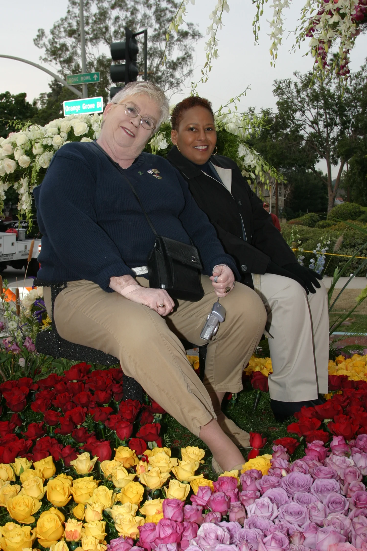 Donor wife Pat Perry and lung recipient Eunice Gibson Sutton shared the five-mile journey alongside the float’s metaphorical bridge. (Photo: Scott Weersing)