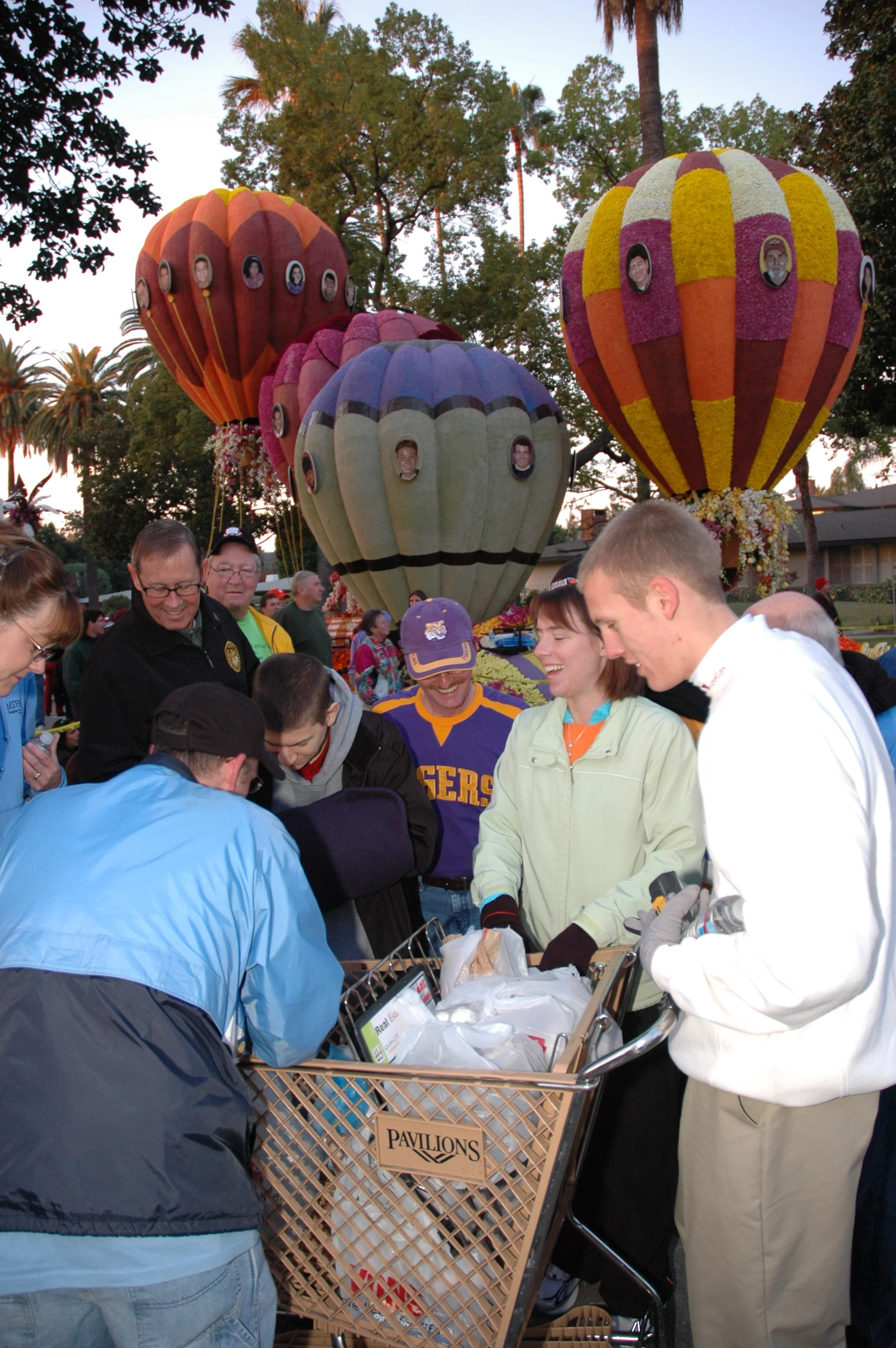 In one of Donate Life float lore’s more entertaining moments, Bryan Stewart returned from a one-mile round trip to Vons supermarket with a cart full of food to fuel the Class of 2008. In future years, the bus carrying the riders stopped for breakfast at Vons en route to the parade formation area. (Photo: Scott Weersing)
