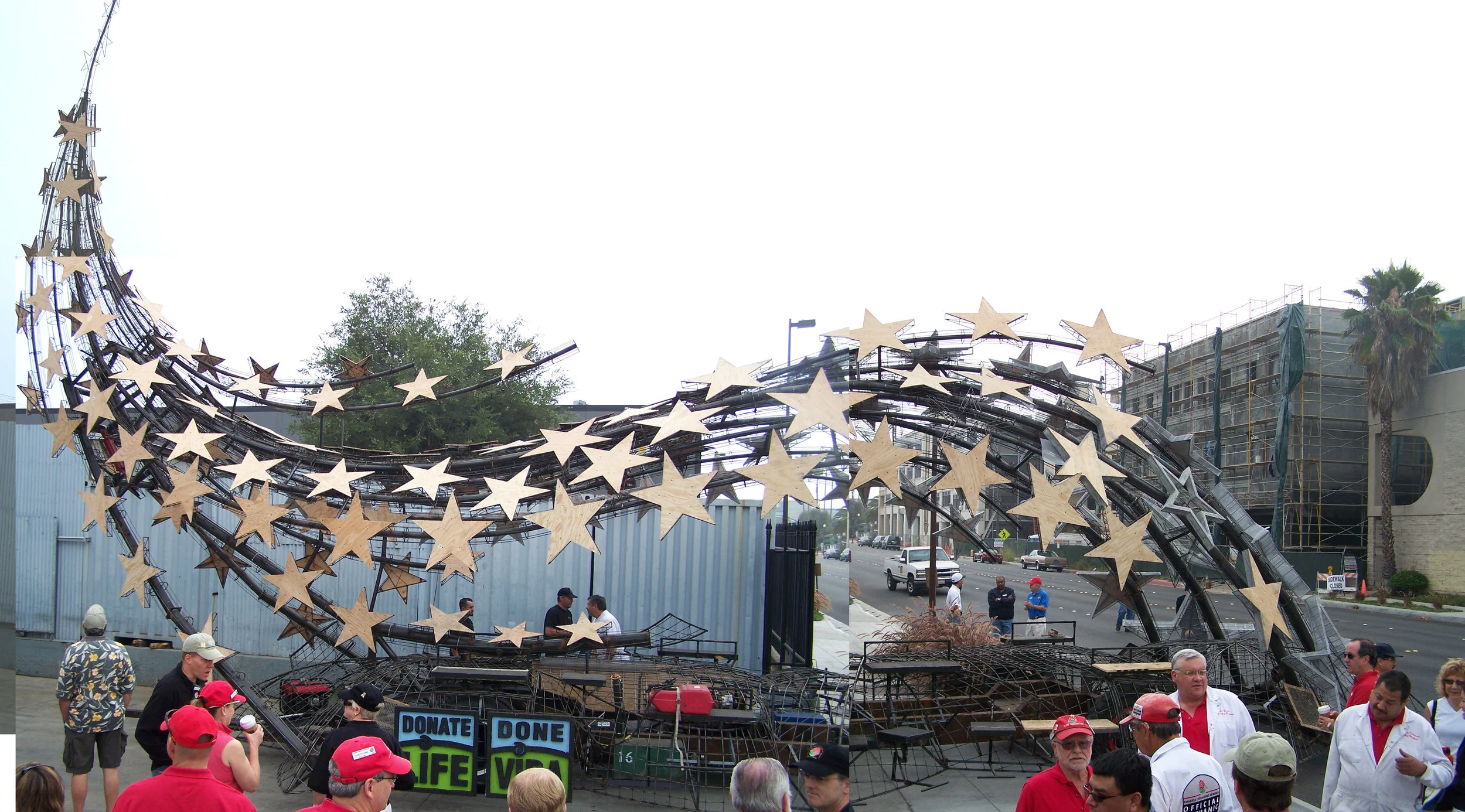 At the “T1” first float test, the early stage of construction revealed the innovative skeleton that made “Stars of Life” and its abstract design such a groundbreaking entry. (Photo: Bryan Stewart)