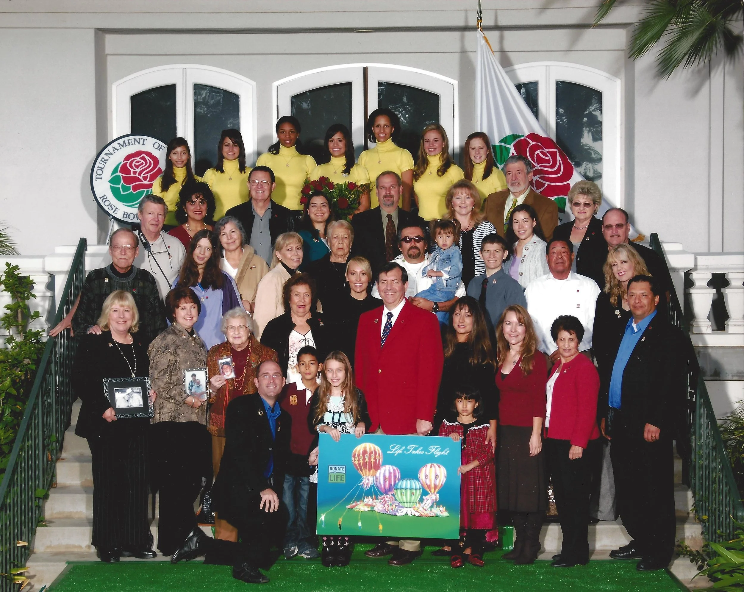 Among those joining 2008 Tournament of Roses President CL Keedy III, the Rose Queen and Royal Court at Float Participants Photo Day were Ted & Karen Askier, Kelli Jaunsen, Jesus & Icela Nava, Sandra Madera, Karen Libs (between Chris and Bill Lofthouse), Paul DiLorenzo, Laurie Wolowic Wright, Kevin & Lis Monroe, Cynthia Fox, Dan Sandoval, and Bryan & Sophia Stewart. (Photo: Pasadena Tournament of Roses)