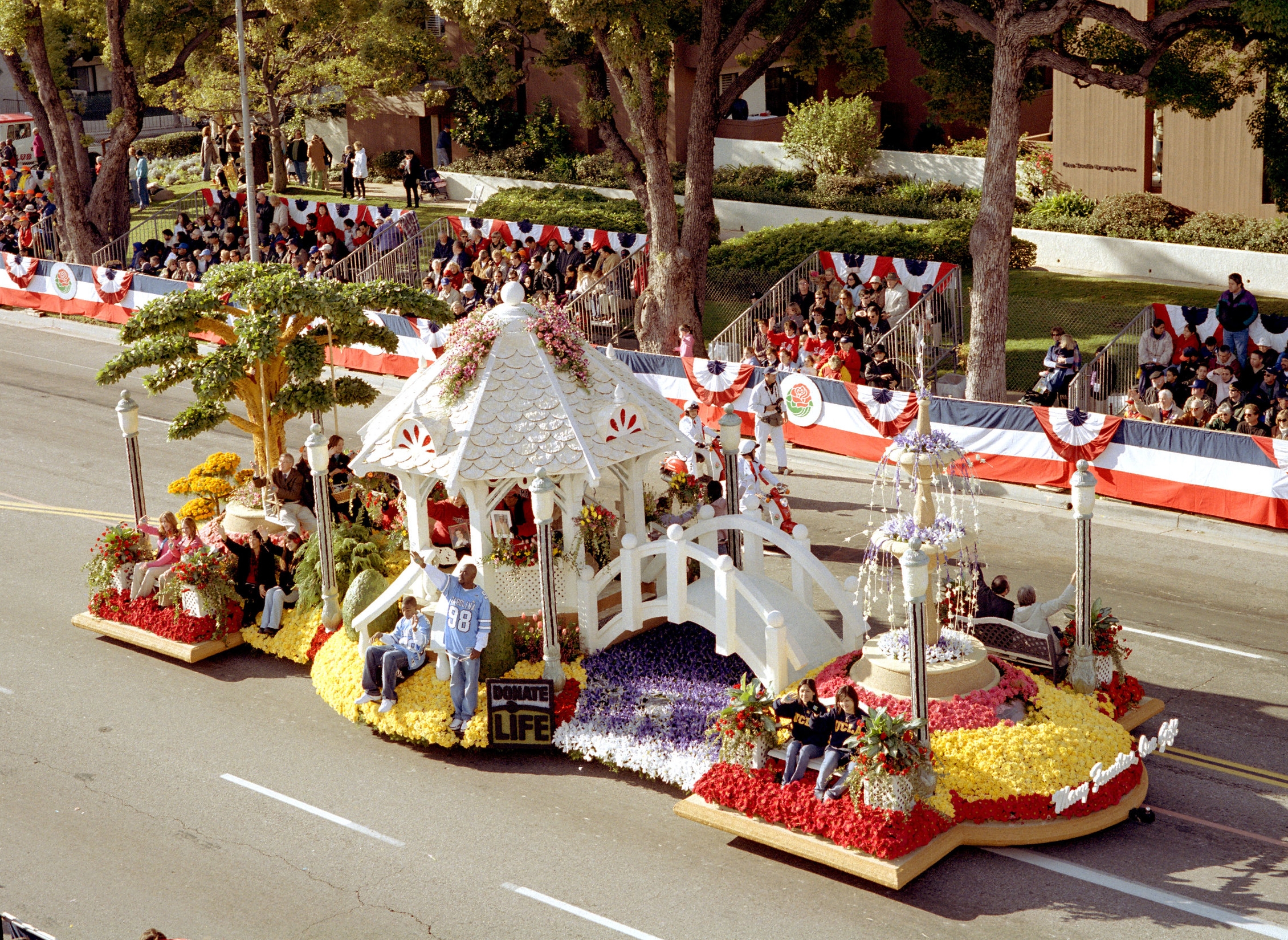 Inspired by the 2005 Rose Parade theme "Celebrate Family," Donate Life's second float entry, "Many Families, One Gift," featured ten paired riders and a trio bonded by blood or a living donor transplant. (Photo by Scott Weersing)