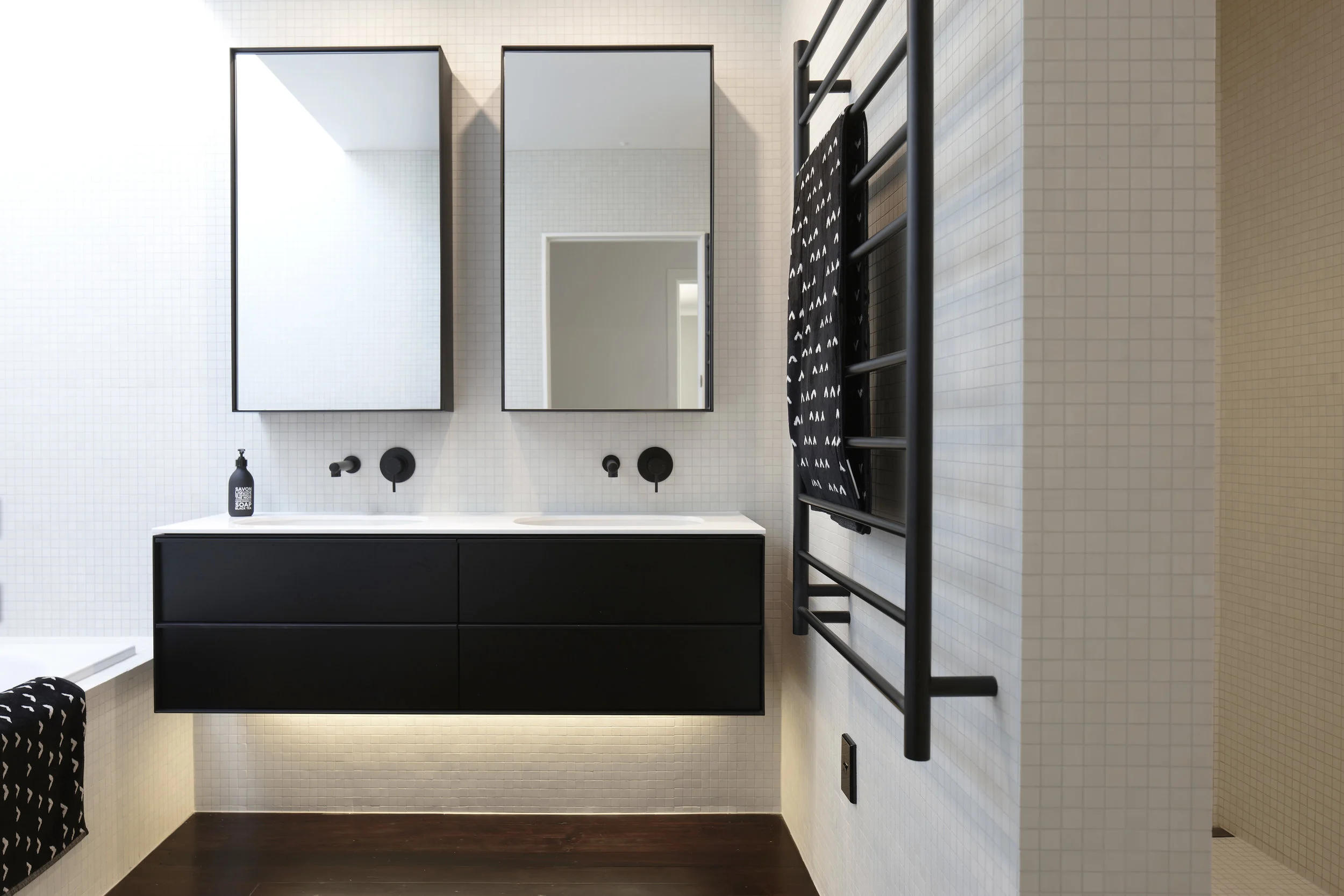 Bathroom 01.jpg
