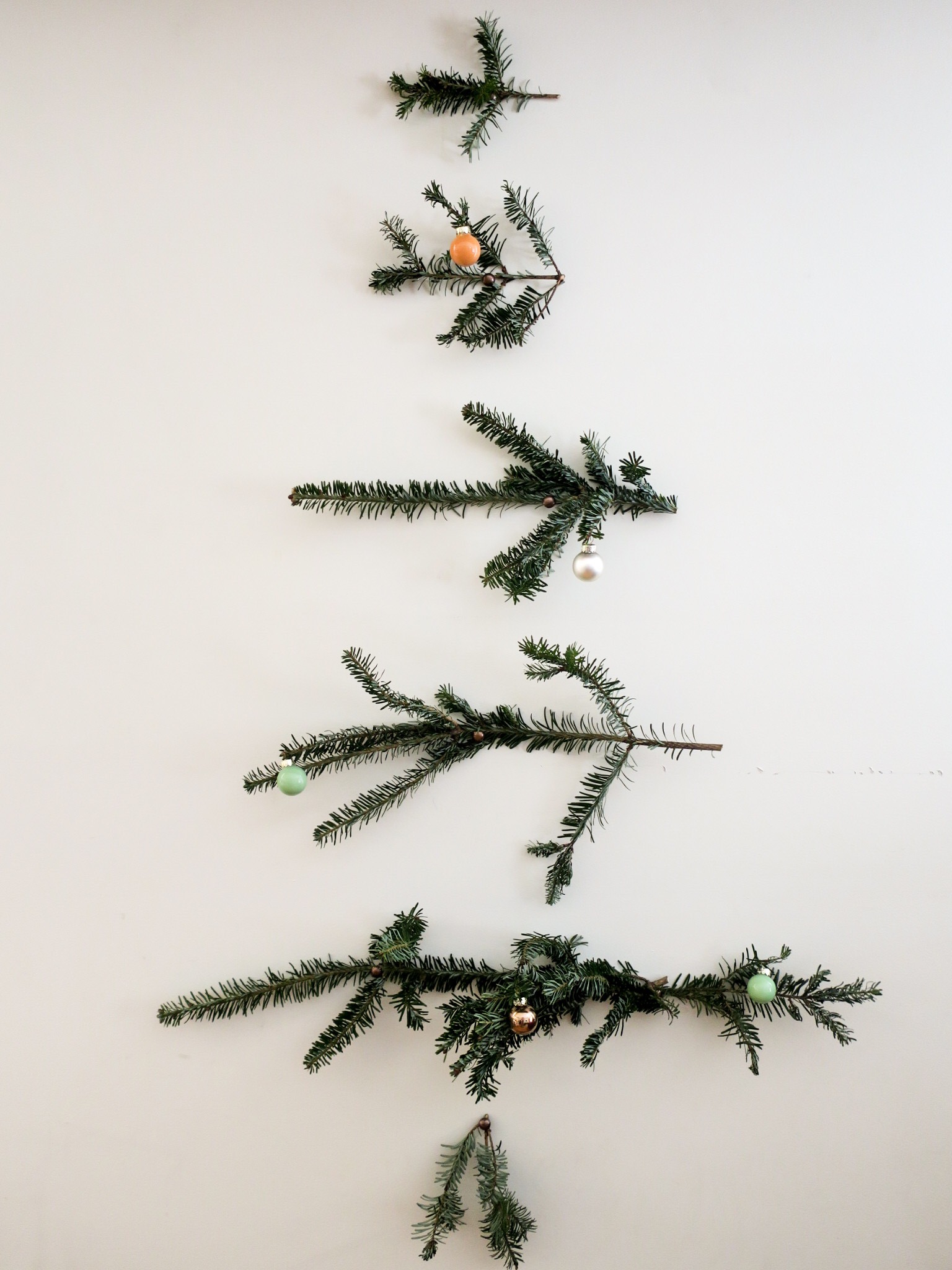 fashion by day minimalist christmas tree.JPEG