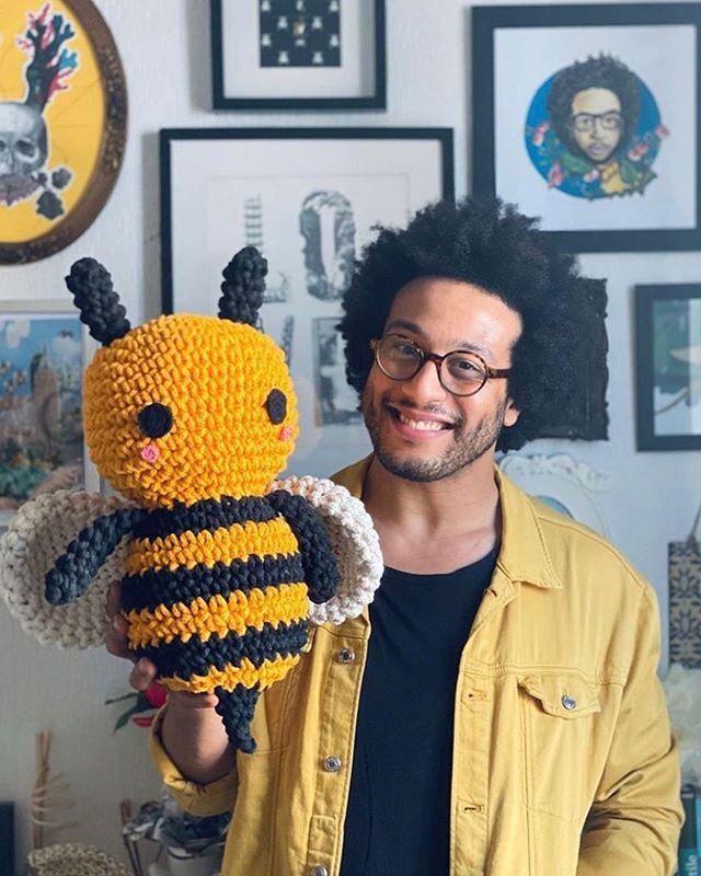 Squuueee look at that Bee-autiful smile!! @zakadit has such an eye for design and so many stunning works of art including super joyful dance videos 🖤
&bull;

#Yarnicorn #yarnlife #crochetlife #yarnaholic #yarnicornclub #crochet #crochetlove #yarnhus