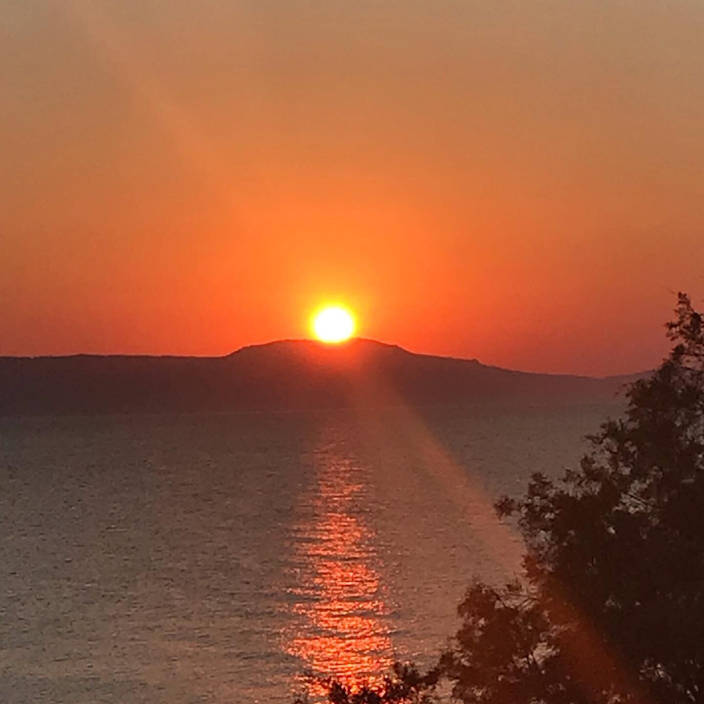 Summer sunsets in Chania #visitgreece #chaniacretegreece #summer #sunset #sea #islandlife #greekislands #vacation #villarental #villa #behappy #happyvibes #happyvillachaniacrete