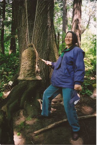 Marline_with_Bell_in_Woods.jpg